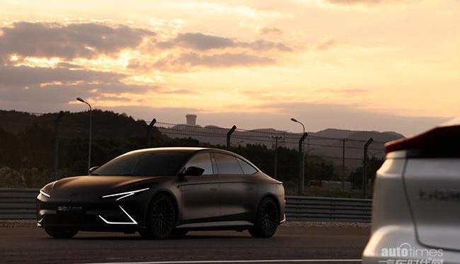 智己L7,智己汽車,保時捷,Taycan